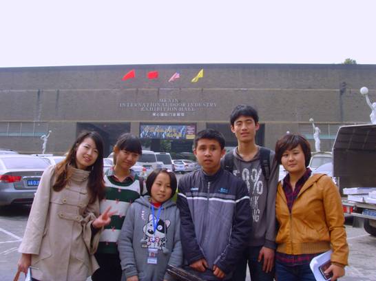 \\"友好学校老师和学生在美心集团合影留恋.jpg"