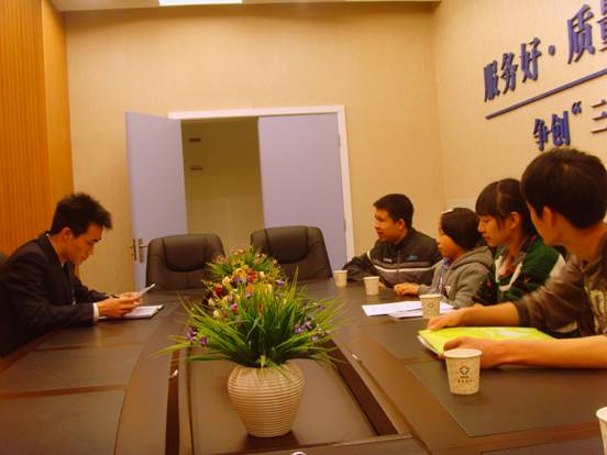 \\"广益学生黄川与特教中心学生陈星宇同艾尔麦格眼科发展部主任洽谈活动事项.jpg"