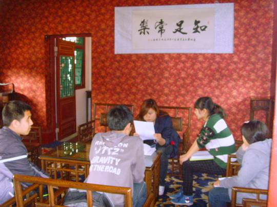 \\"学生们在向美心集团助理解说本次活动目的.jpg"
