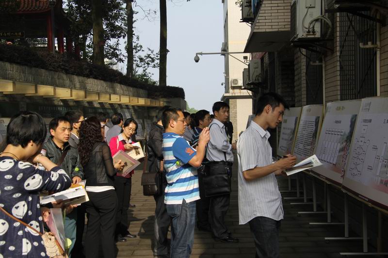 \\"参会教师参观学校展板1.jpg"