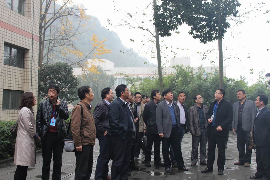 \\"章校长为来宾介绍学校.jpg"