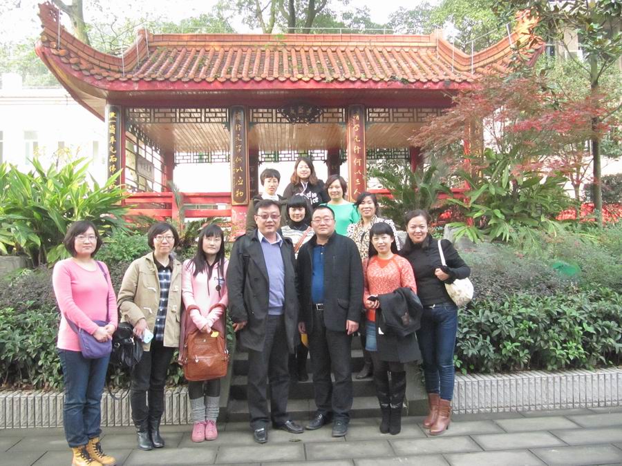\\"章校长与二十一中优秀班主任合影.jpg"