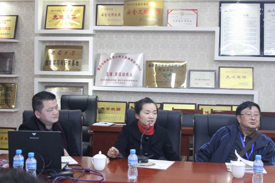 \\"区政府督导室左明燕回答来宾问题.jpg"