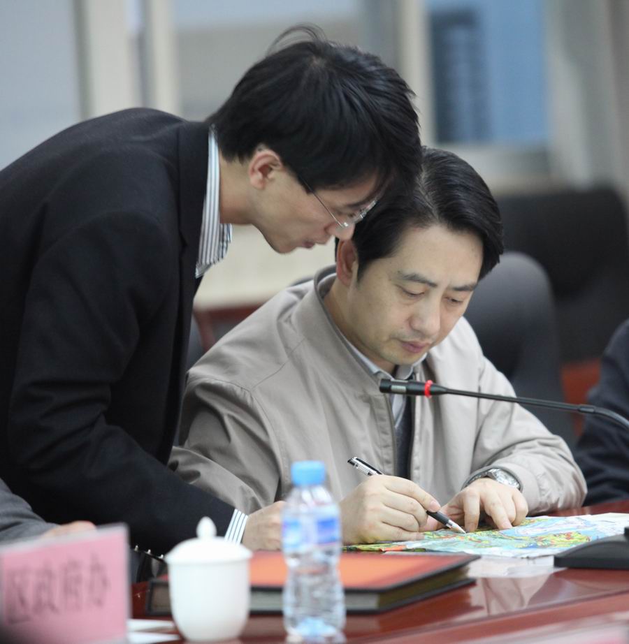 \\"郑区长仔细审阅学校规划方案.jpg"