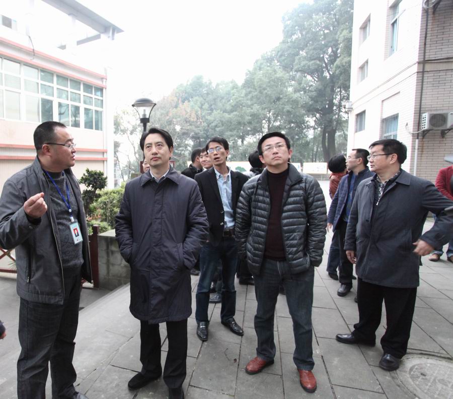 \\"区领导参观学校校园.jpg"