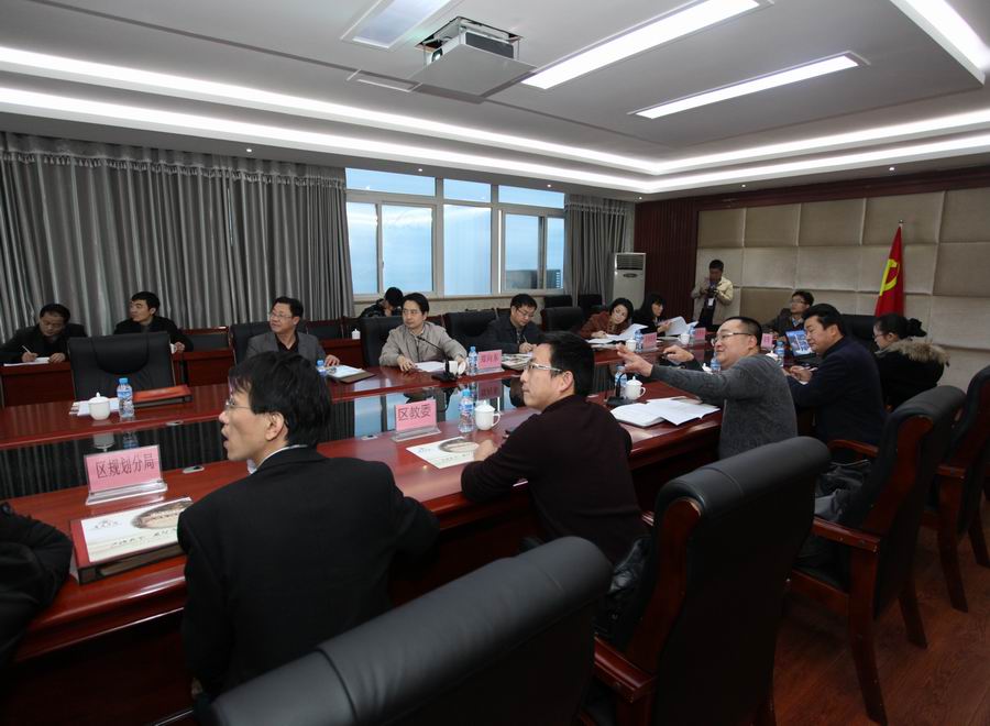 \\"章校长向领导汇报学校校庆筹备工作.jpg"