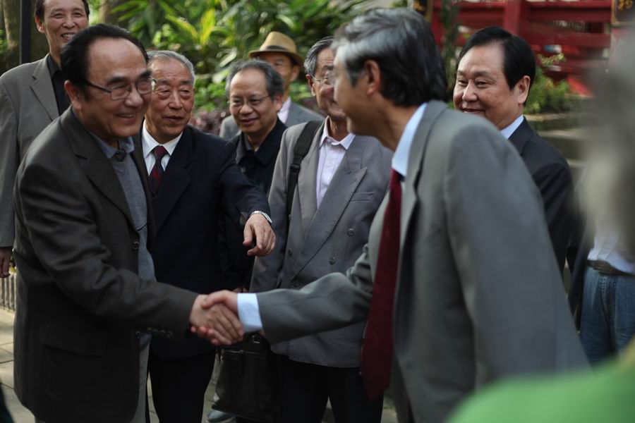 \\"老校友亲切见面.jpg"