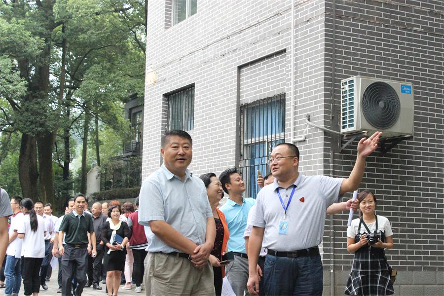 \\"章显林校长给督查组领导介绍学校开学情况2.jpg"