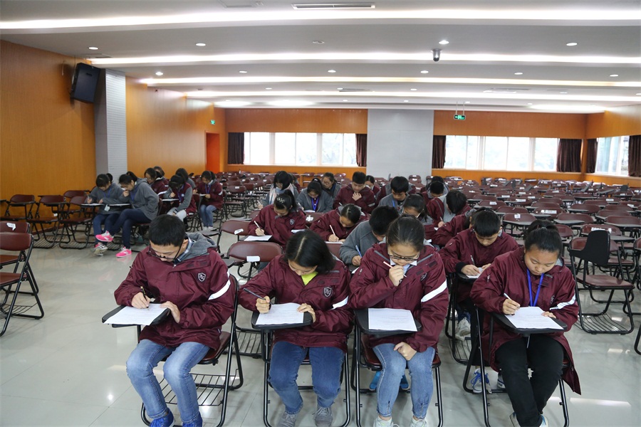 \\"学生进行问卷调查.jpg"